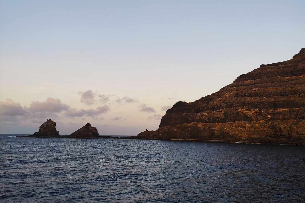 RISCO AND ROQUES FAMARA FROM BOAT IN LA GRACIOSA AT SUNSET - Yaizart