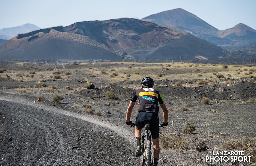 Ciclista por montañas del fuego en Ultrabike Lanzarote
