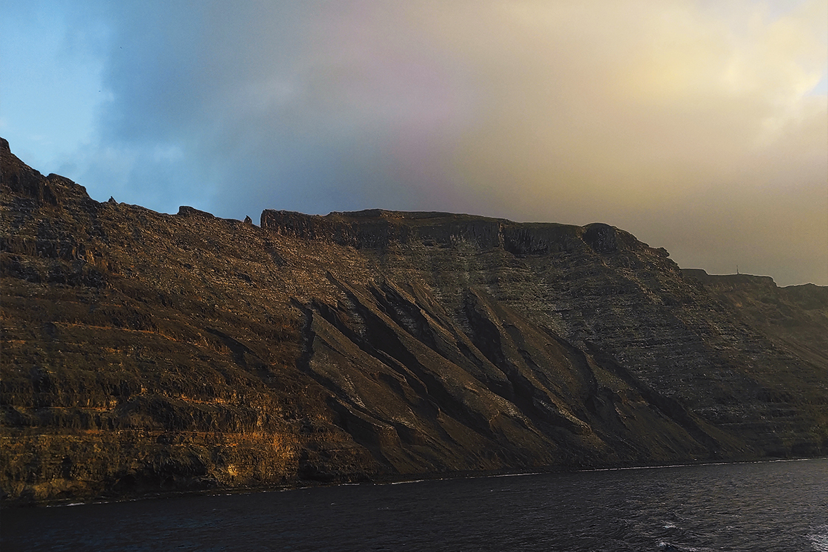 RISCO AT SUNSET FROM BOAT IN LA GRACIOSA - Yaizart