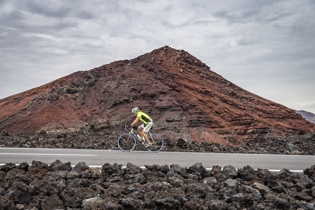 Ciclista en montaña bermeja