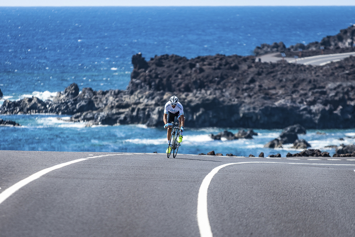 cyclist through los hervideros lanzarote - Yaizart