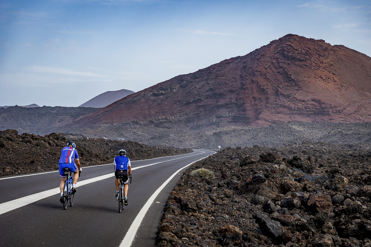 ciclistas hacia bermeja lanzarote