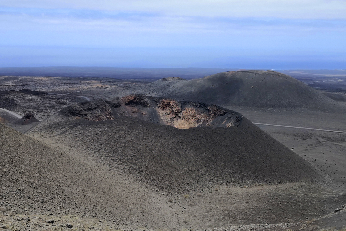 caldera volcanica gris en timanfaya
