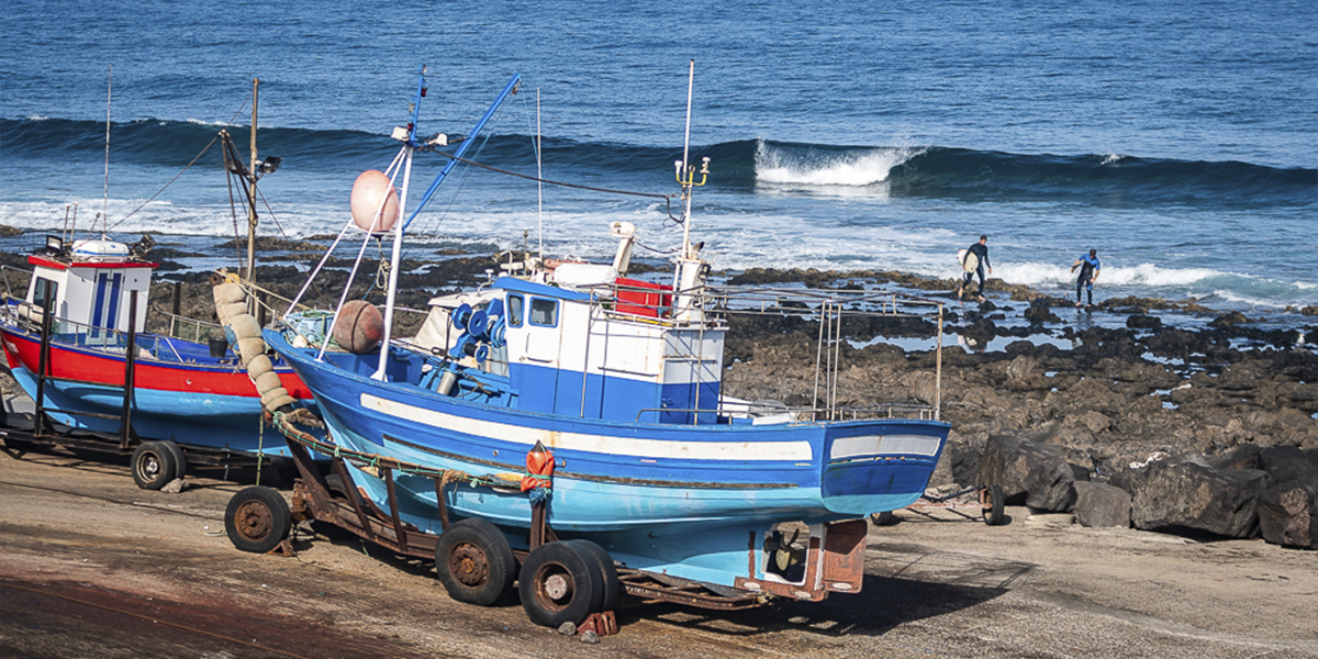 Barco pesquero en la santa surf