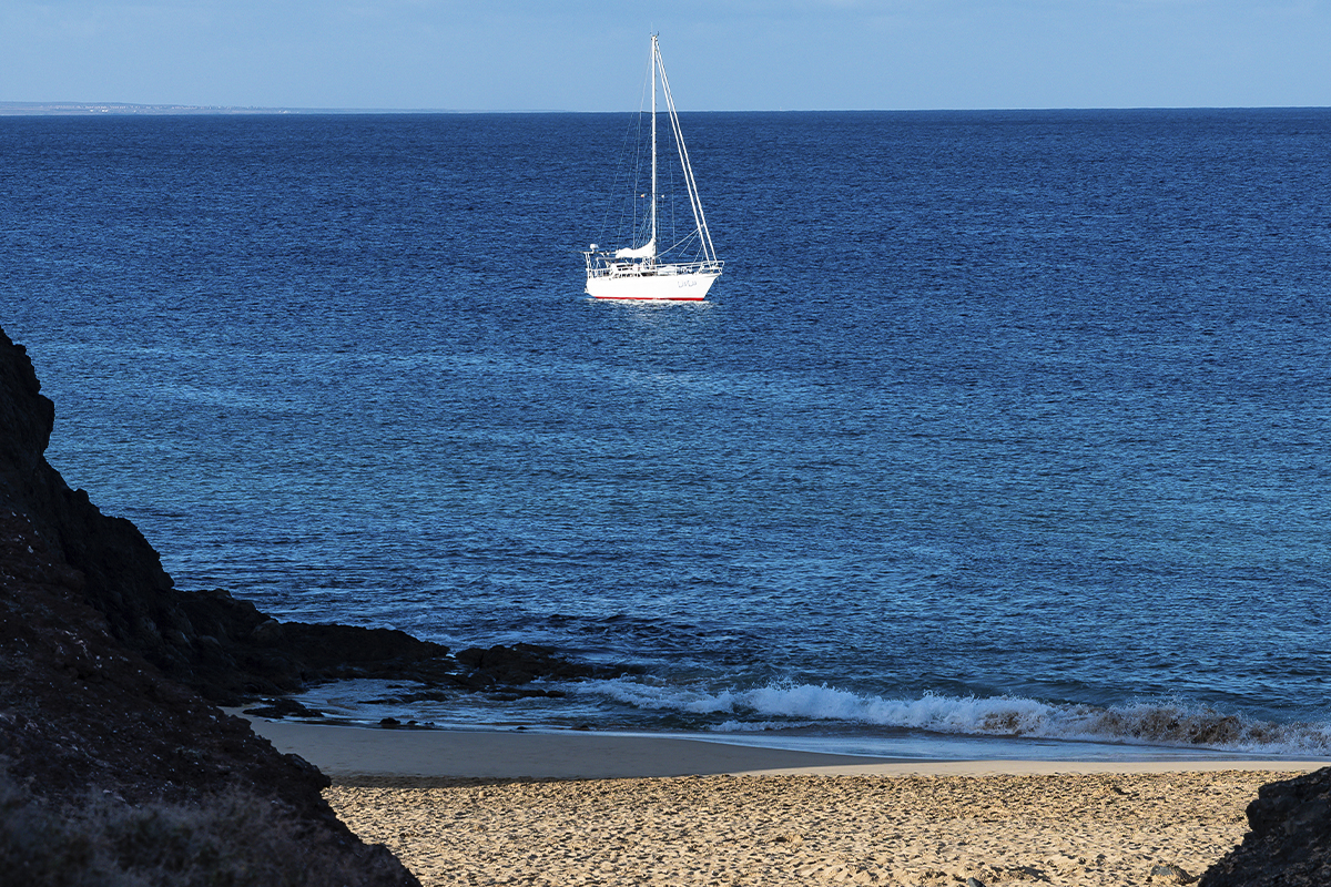 cala de papagayo con un barco