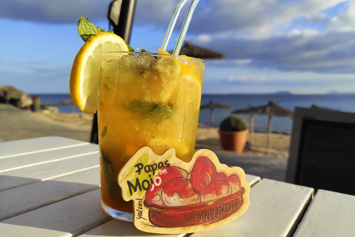 potatoes with mojo and a mojito on a beach - Yaizart