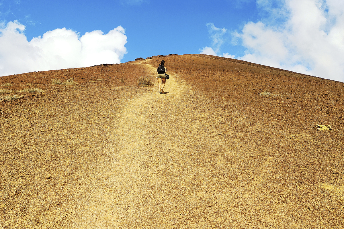 climbing-bermeja-volcano-in-la-graciosa - Yaizart