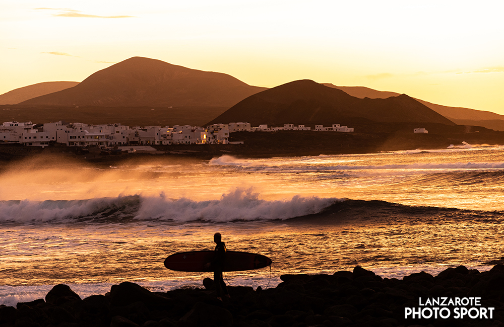 Atardecer en playa de Famara