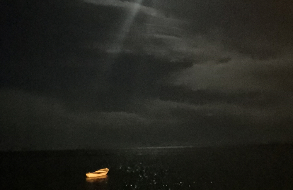Chalana a la luz de la luna