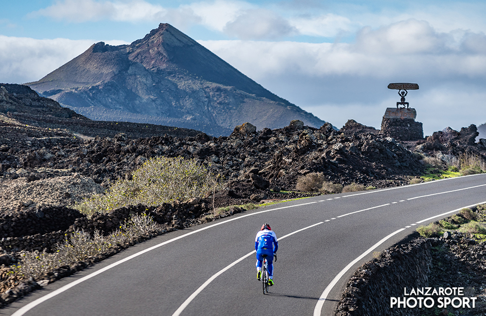 Ciclista por la carretera de las montañas del fuego