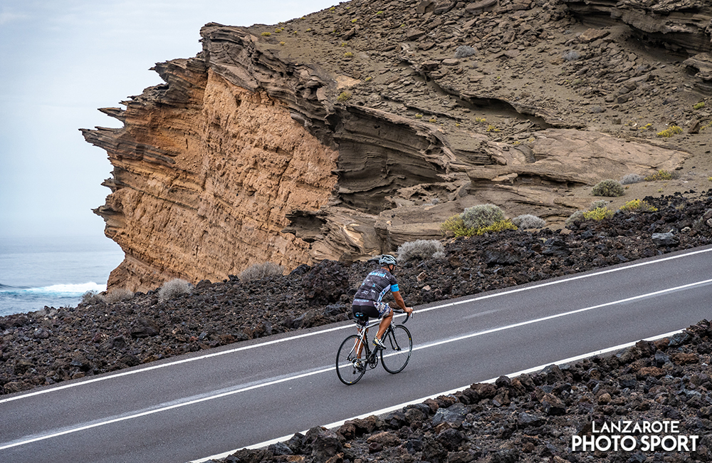 Ciclista rodeando el lago de los Clicos en carretera del Golfo