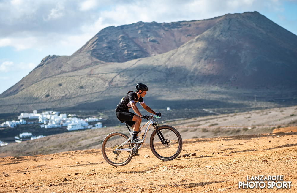 Ciclista subiendo cerca del volcán de la Corona en la Lanzarote norte Bike Race