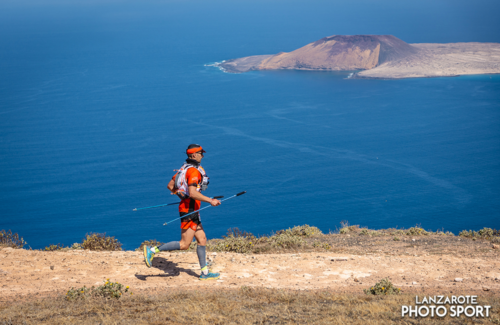 Corredor de la Haría extreme race con vistas a la Graciosa