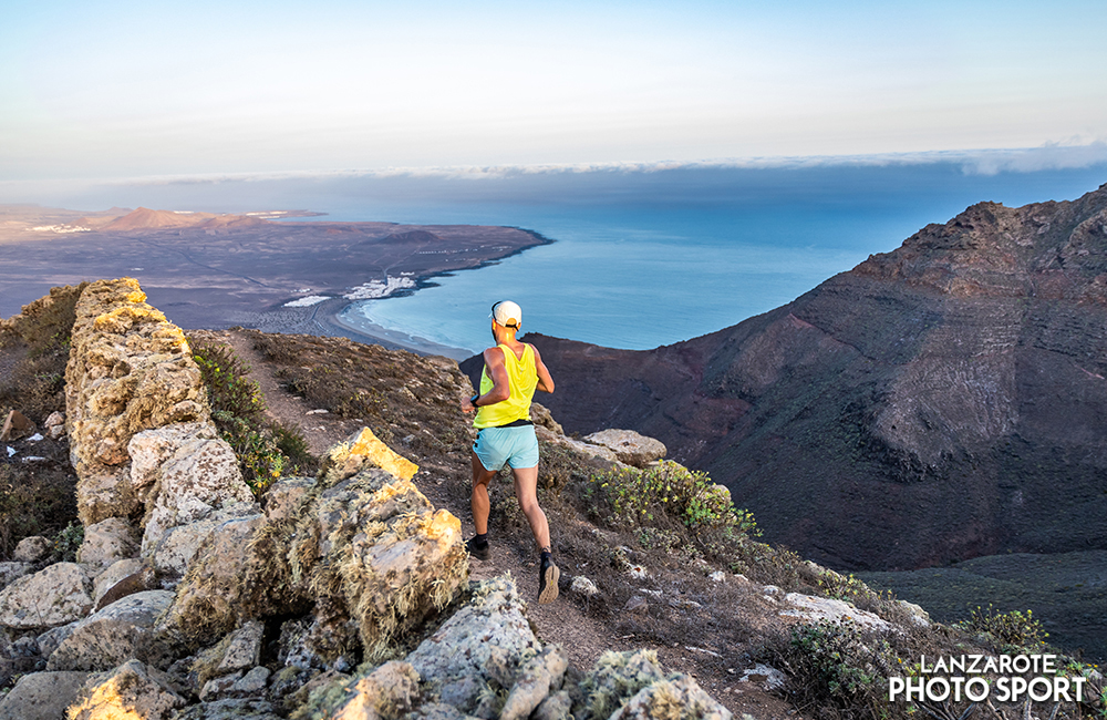 Runner along the Famara cliff in the Famara total race