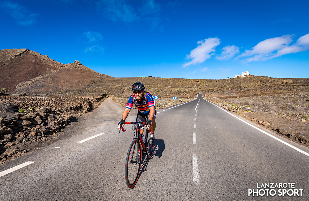 Road bike descent of the Corona volcano