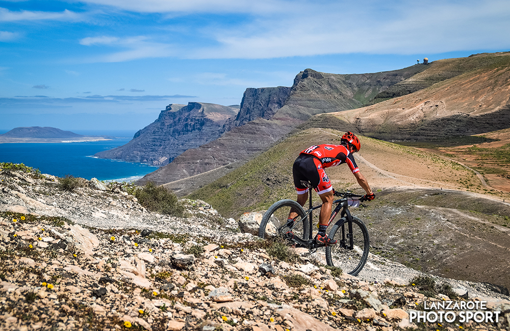 Descenso en mountainbike en la prueba 4 Stage Lanzarote