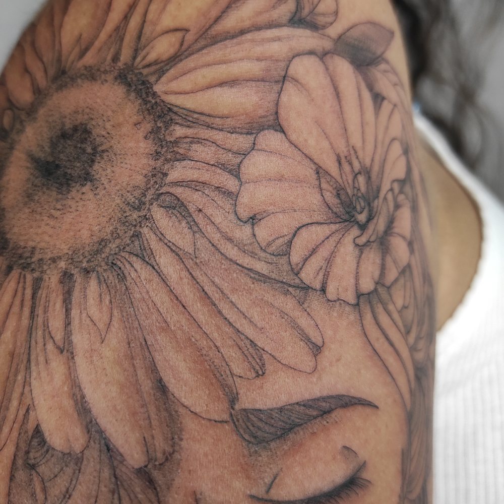 Detalle de rostro con flores
