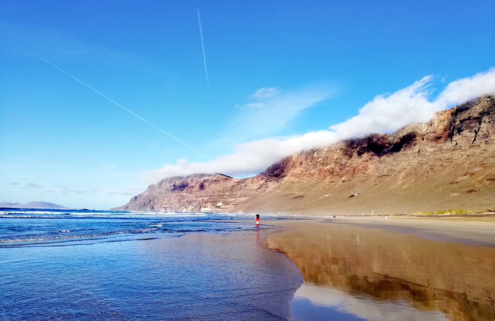 Risco de Famara reflejado en la playa