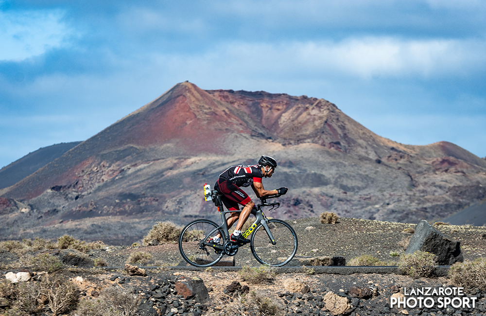 Ciclista cercea de Volcán del Cuervo