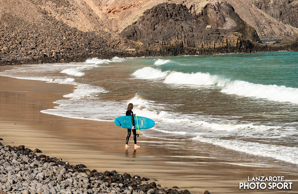 Entrando a surfear en Playa de La Cantería