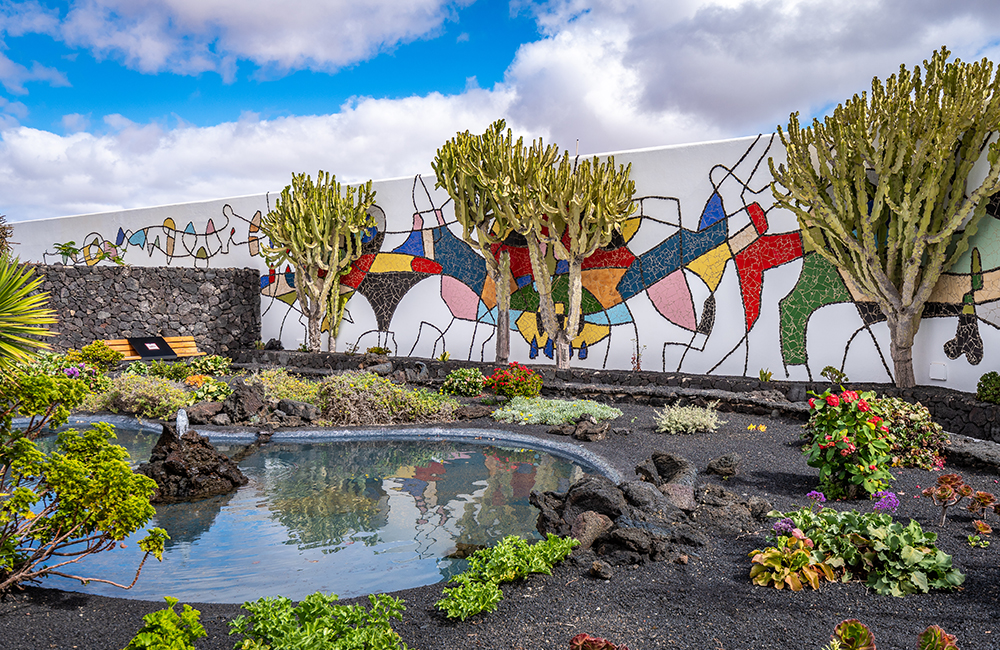 Mural de César Manrique en Jardín de Cactus