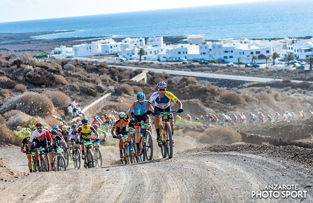 Pelotón ciclista en la Lanzarote norte Bike Race