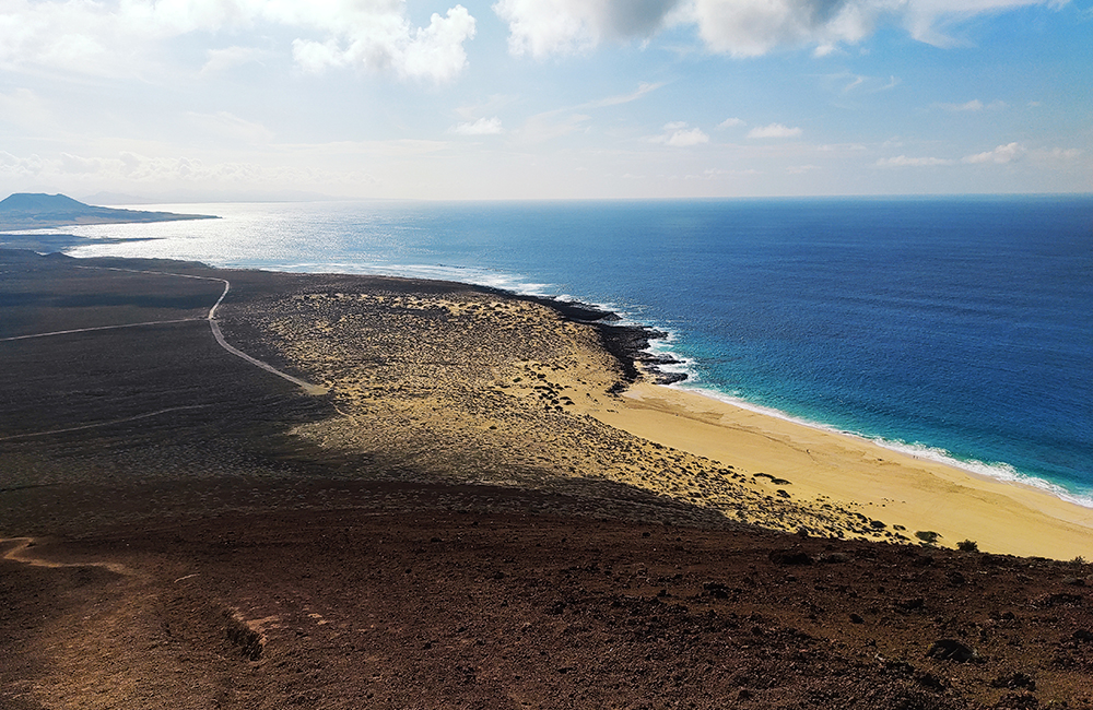 Playa de las Conchas desde la cima de Montaña Roja en La Graciosa