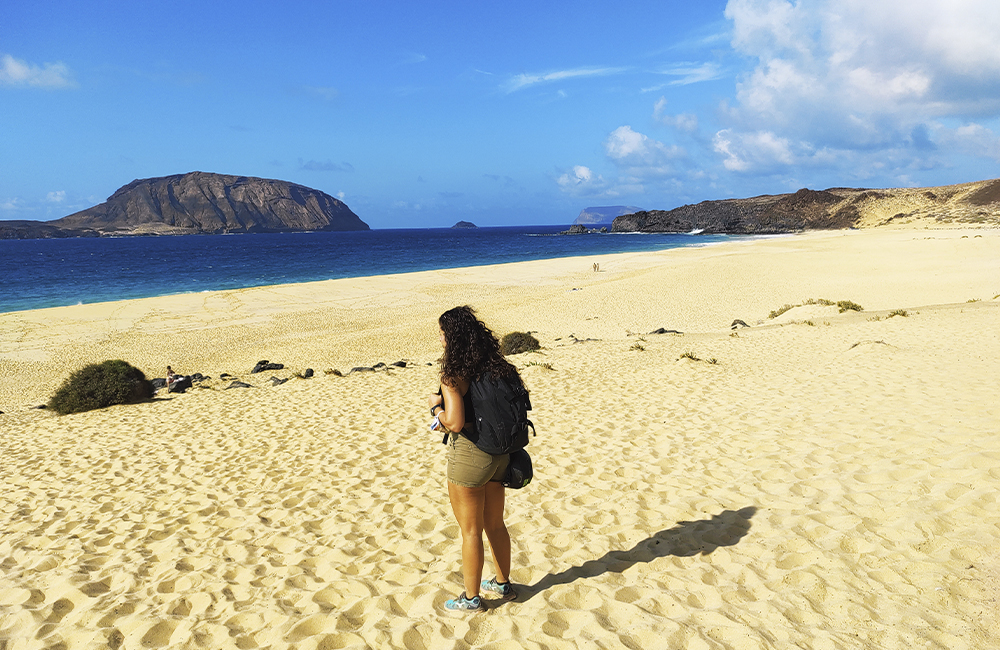 Trekking hacia playa de las Conchas en isla de la Graciosa