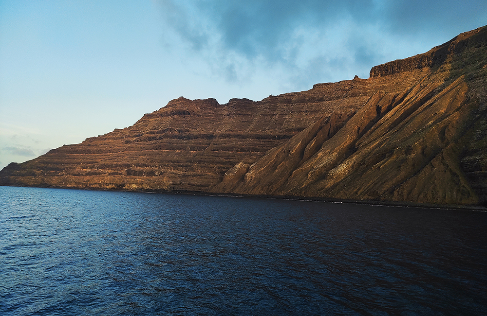 Punta del risco de Famara desde el mar