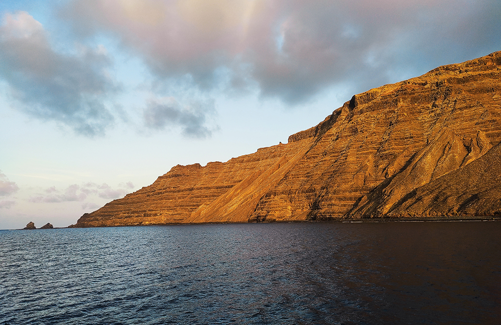 Risco de Famara iluminado al atardecer