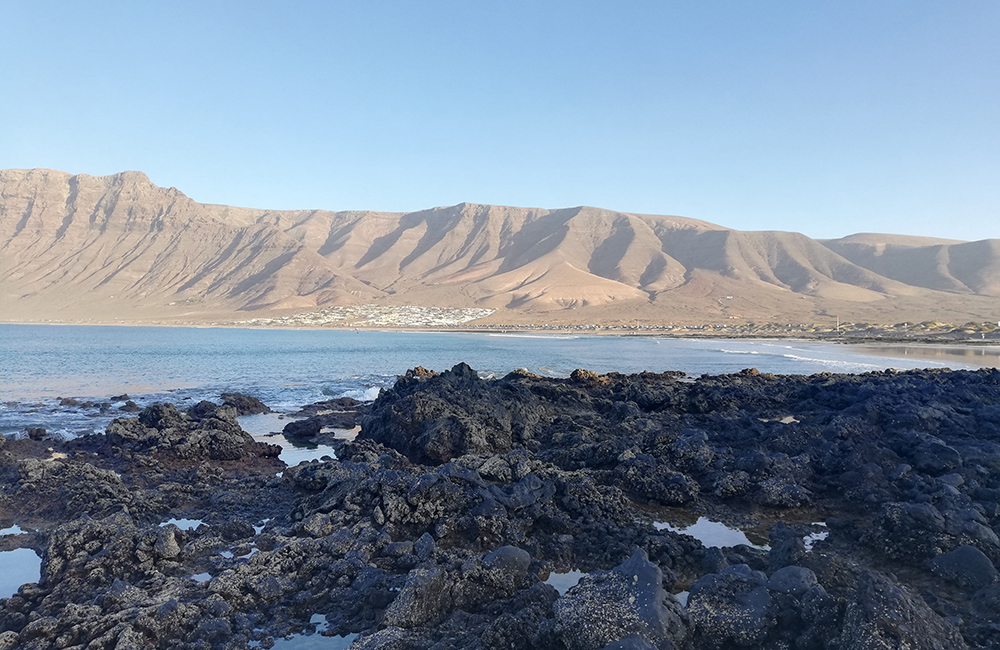 Risco y playa de Famara desde la avenida