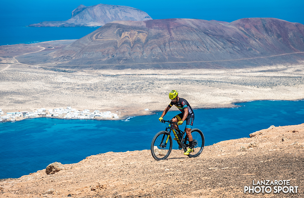 Ciclismo con vista a la isla de la Graciosa