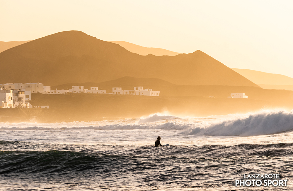 Surf al atardecer en playa de Famara