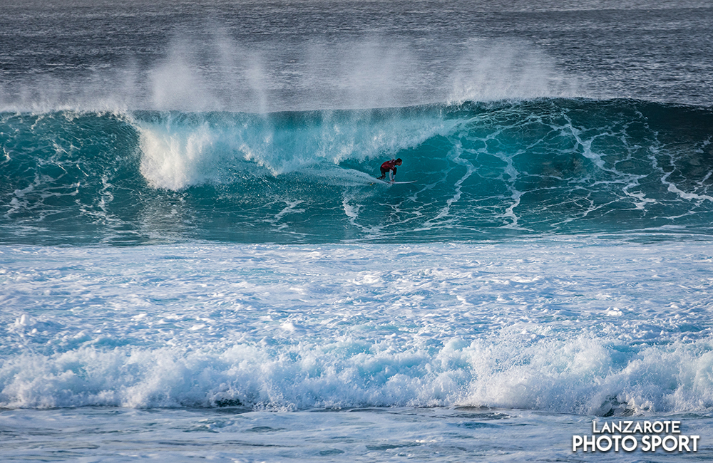 Surfeando el tubo de la ola del Quemao en La Santa