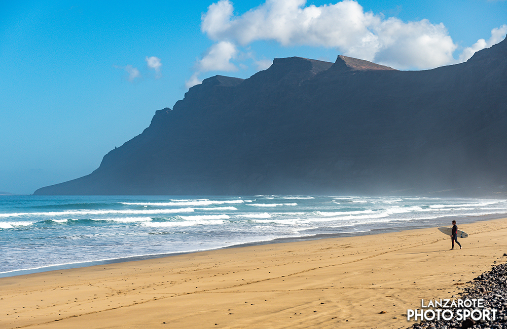 Surfista en playa de Famara