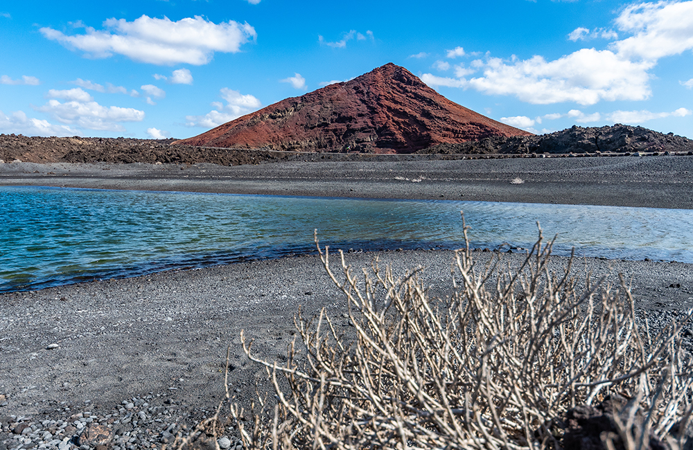 Vista de montaña Bermeja desde la playa